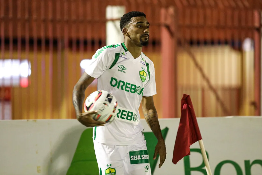 Muito ofensivo, o lateral-direito Mateusinho é o líder em grandes chances criadas na Série B