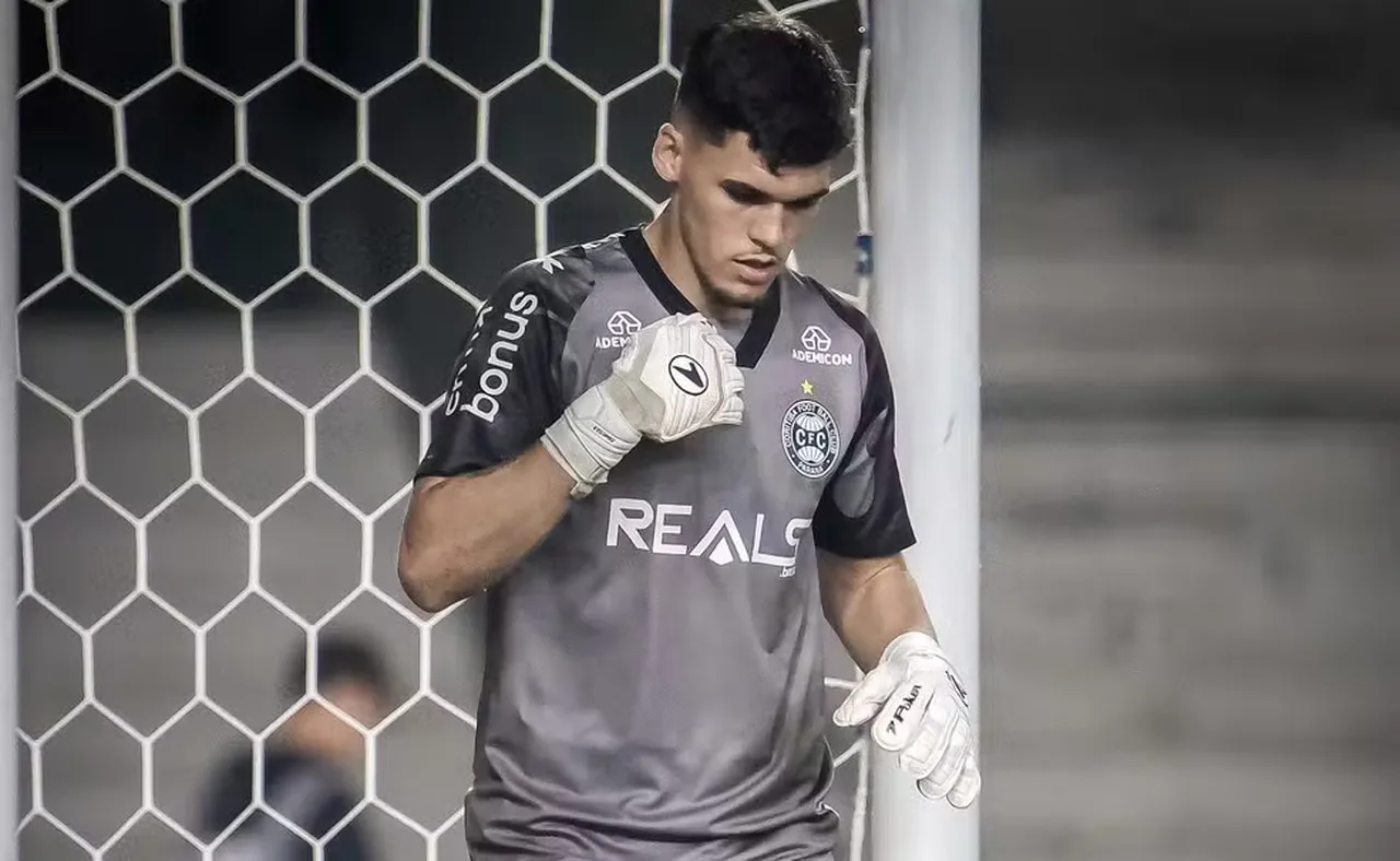 Com 21 anos, o goleiro Pedro Morisco se firmou como titular do Coritiba na Série B