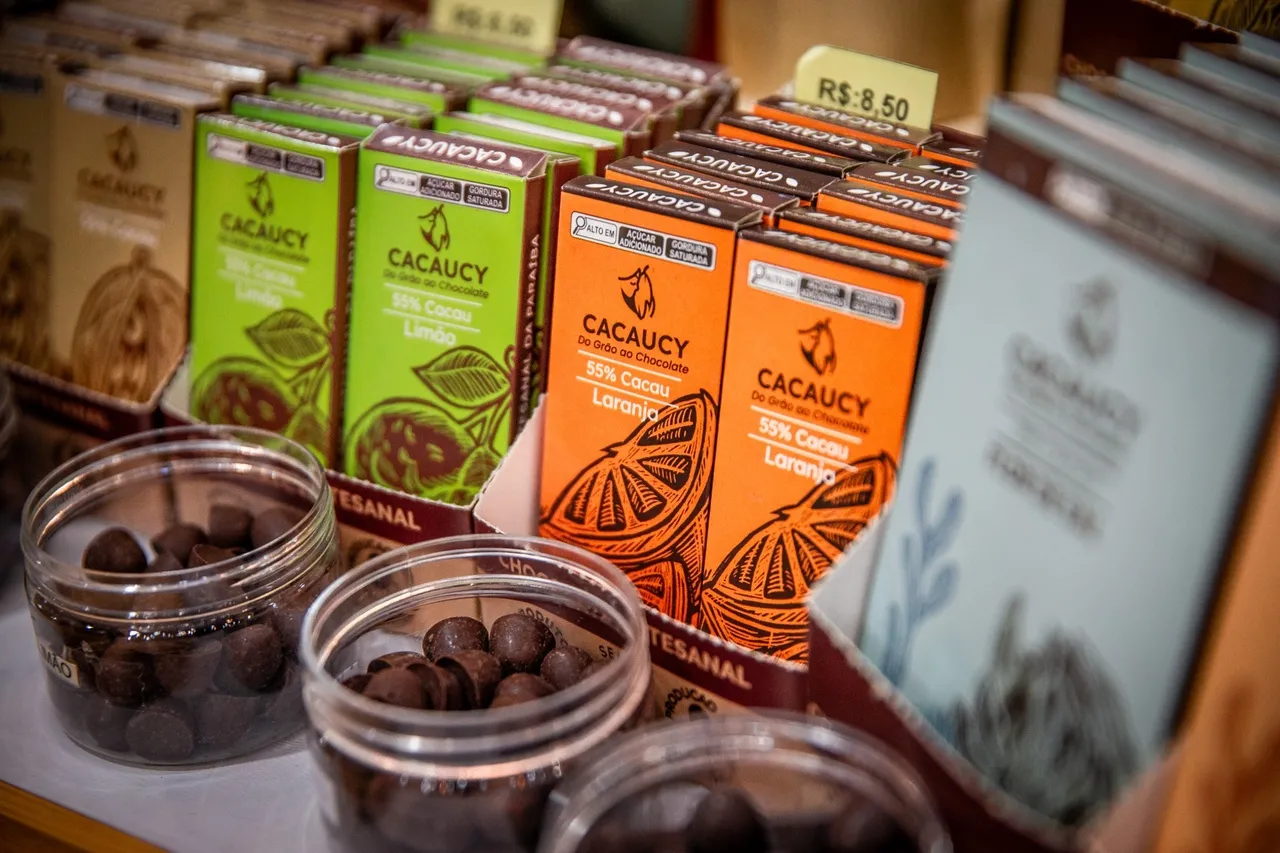 É possível degustar diferentes sabores de chocolate artesanal entre os estandes do evento