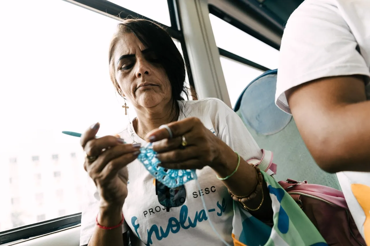 Em homenagem ao Dia Mundial do Crochê, celebrado nesta sexta-feira (12), as produções elaboradas por essas mulheres formarão uma peça coletiva que ficará em exibição no Sesc, no Centro de Fortaleza