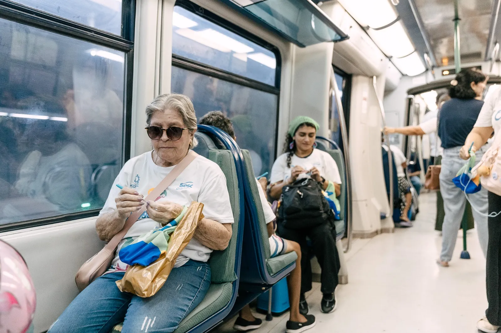 Várias mulheres fizeram crochê no metrô de Fortaleza