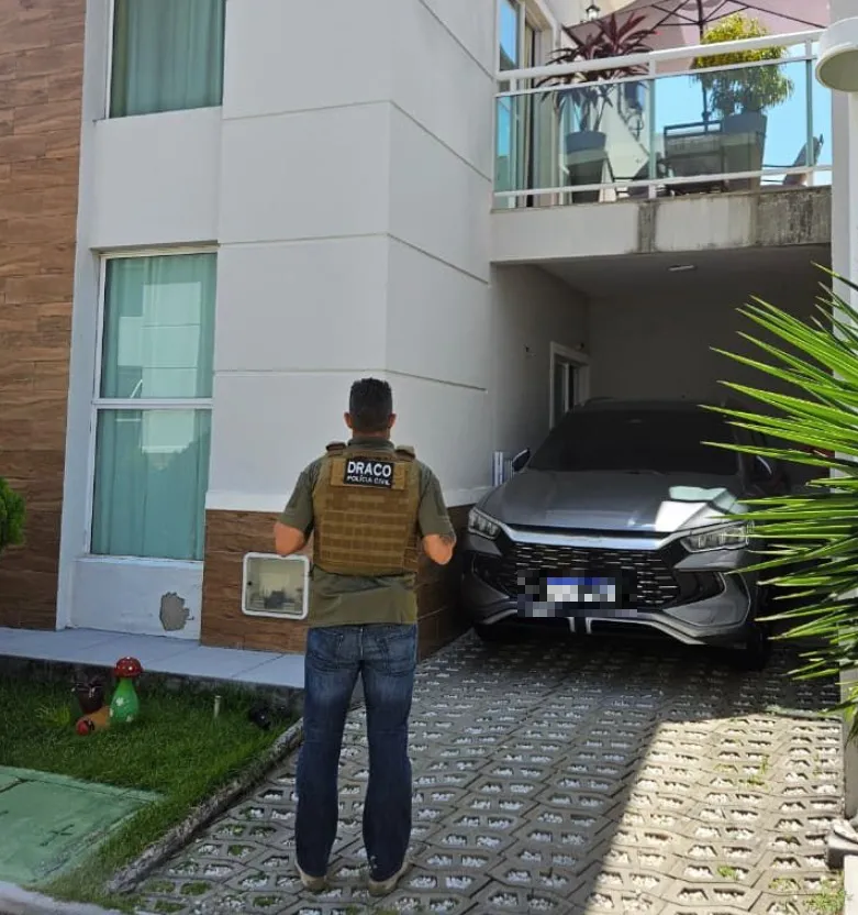 A Justiça Estadual decretou o sequestro de dois imóveis de luxo, em Aquiraz e Cascavel. Um veículo luxuoso foi apreendido pela Polícia Civil