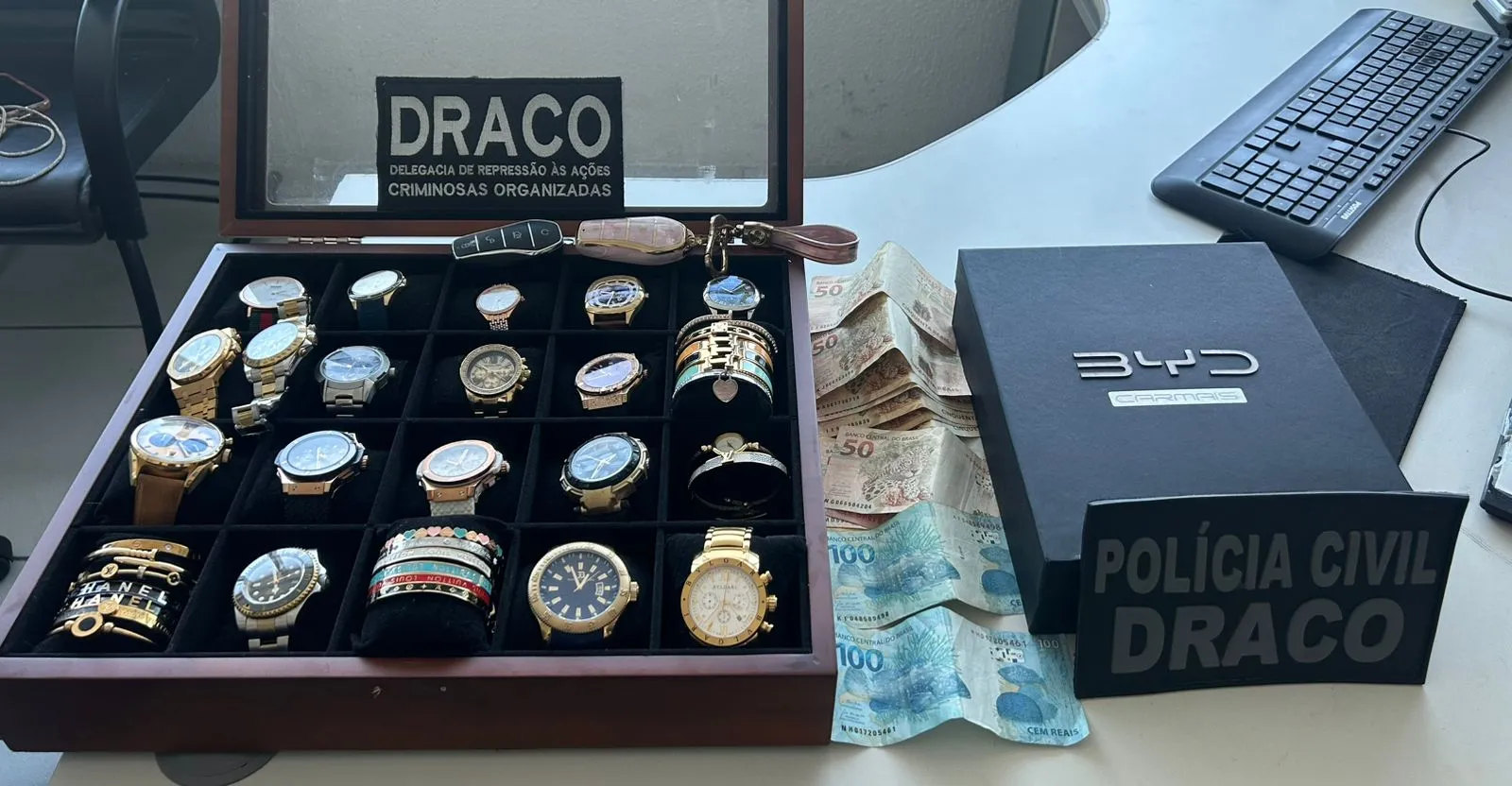 Uma coleção de relógios (pelo menos 17 unidades) e pulseiras foram apreendidos pelos policiais civis, durante o cumprimento dos mandados de busca e apreensão