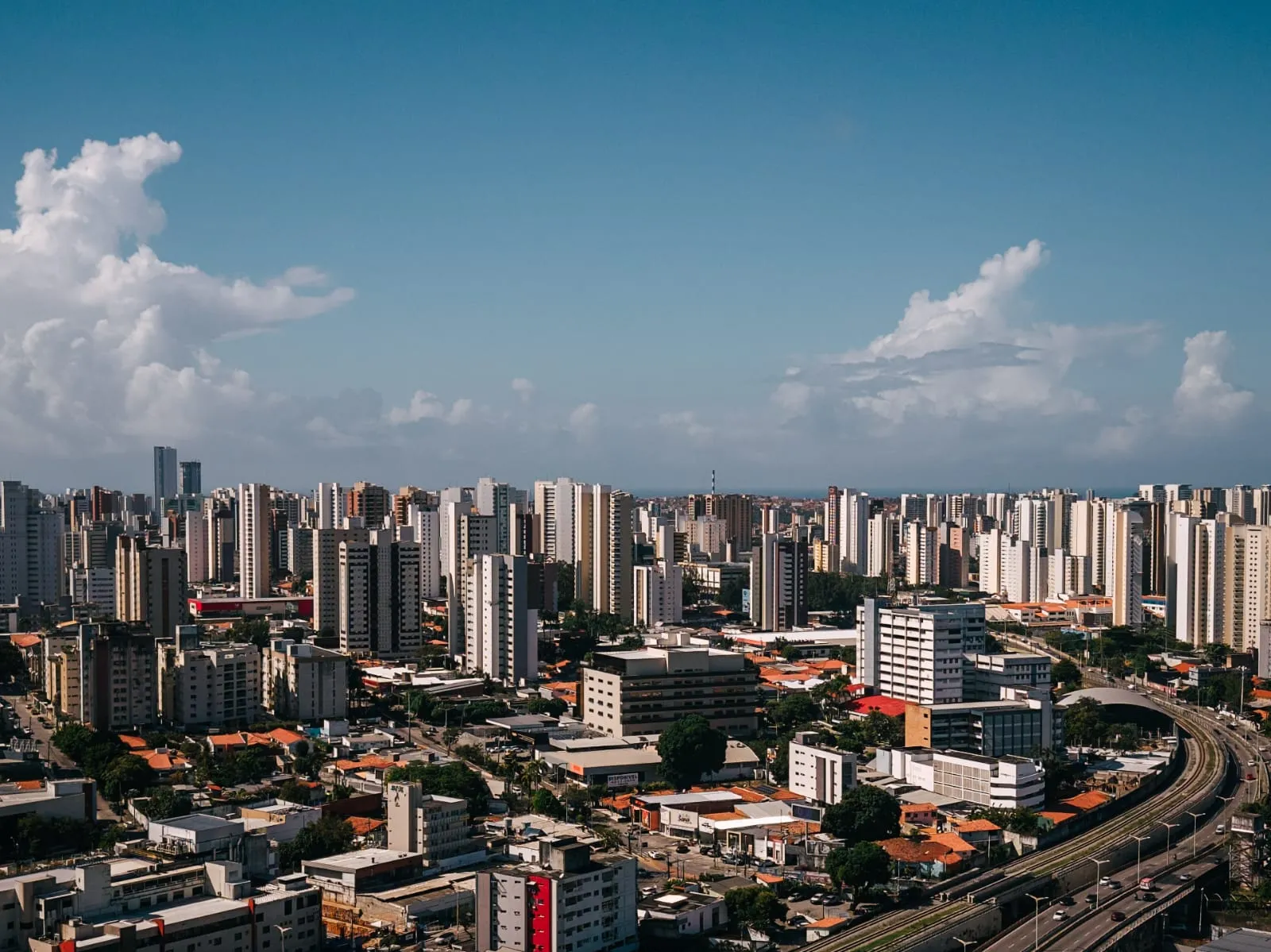 A Outorga Onerosa é uma permissão legal que autoriza construtores a ultrapassarem a altura máxima das edificações mediante pagamento à Prefeitura