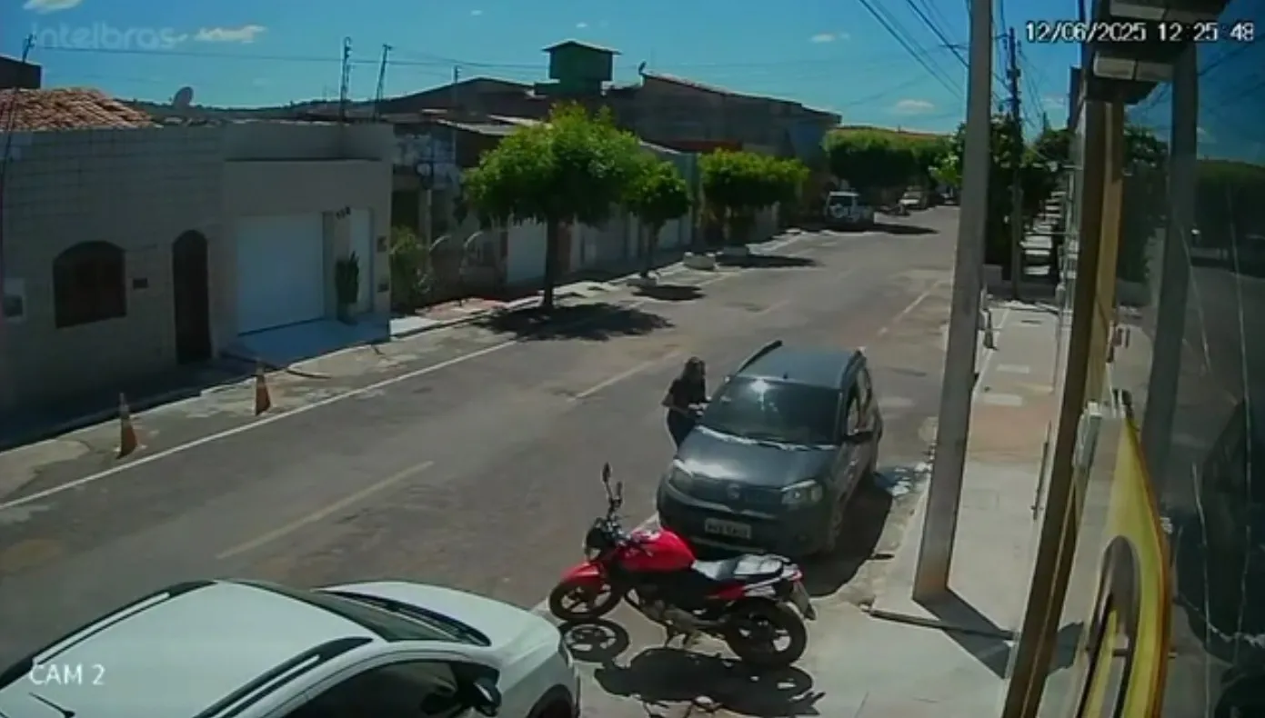 Câmeras de segurança captaram o momento da abordagem da Guarda Municipal