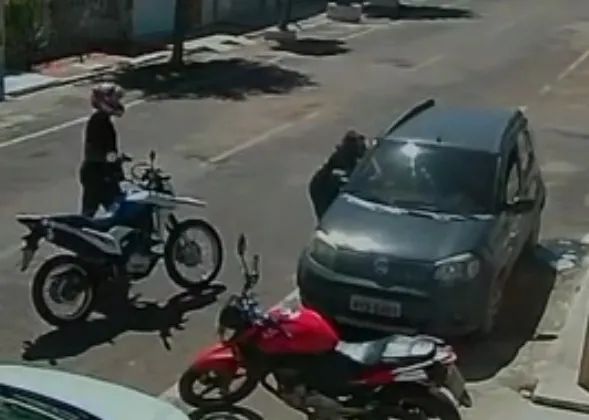 Momento da abordagem dos Guardas Municipais à presidente do Instituto
