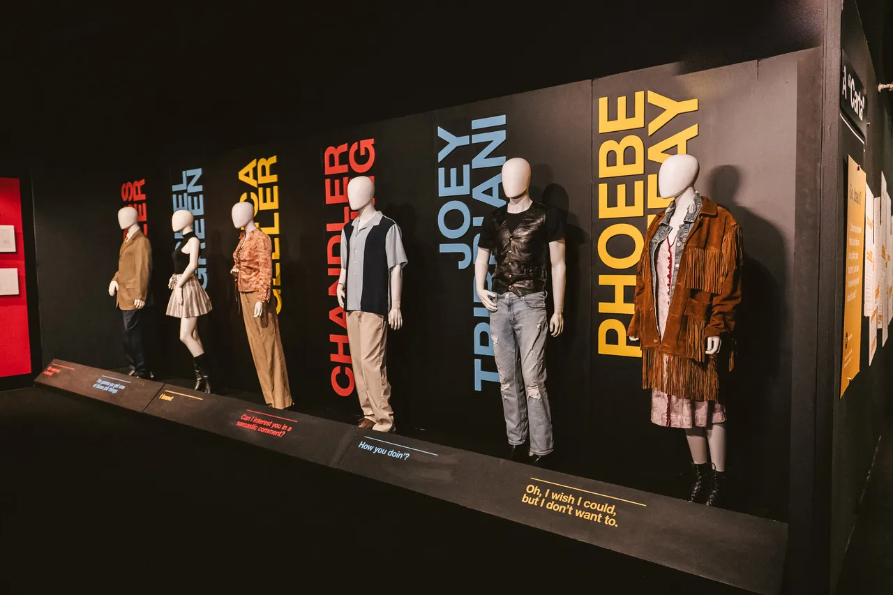 Além dos espaços recriados, mostra conta com roupas em exposição que referenciam figurinos da série