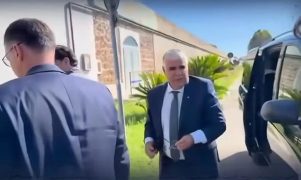 Eduardo Girão afirmou que Carla Zambelli divide a cela com mais outra quatro mulheres.