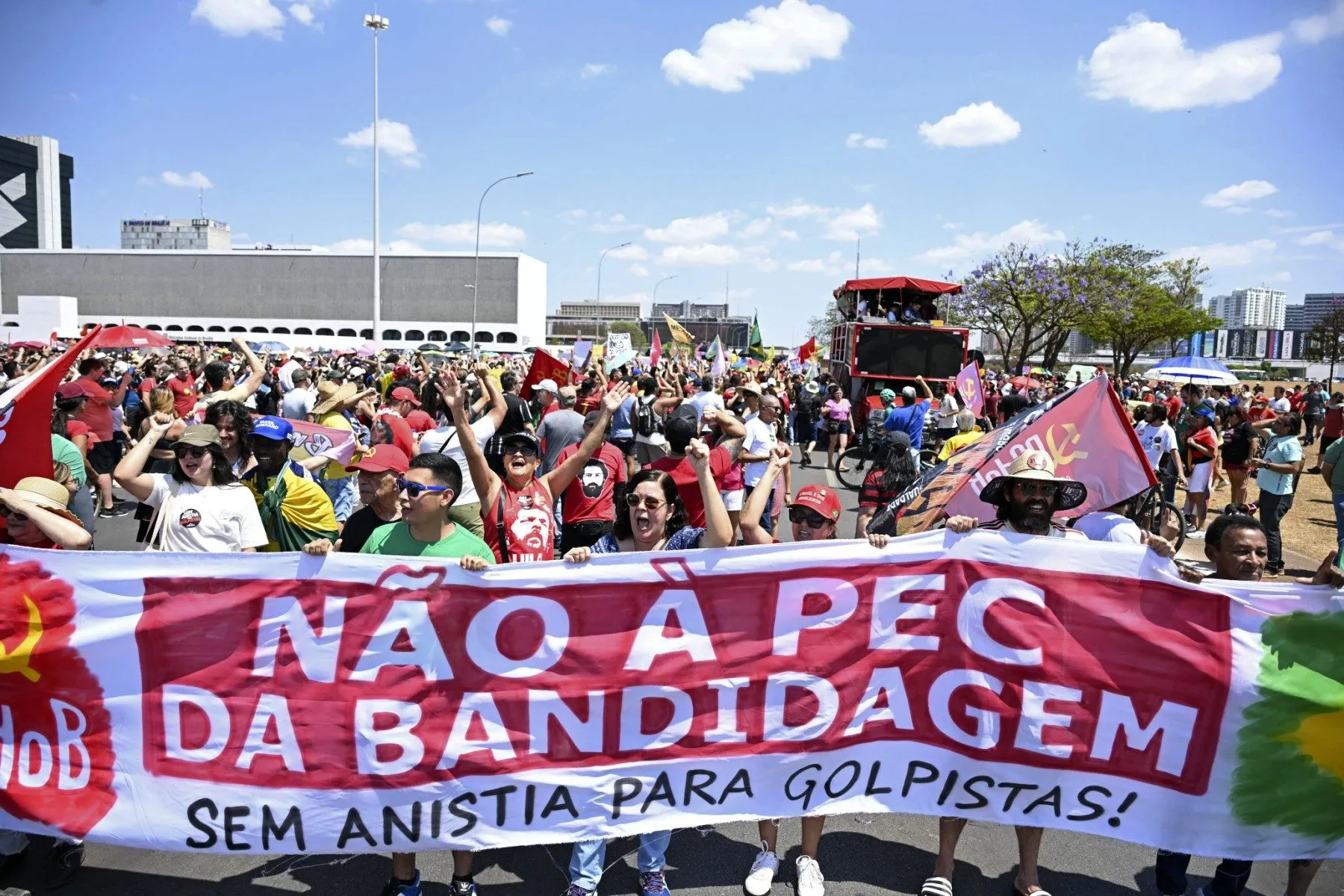 Manifestação em Brasília contou com a presença de artistas e políticos