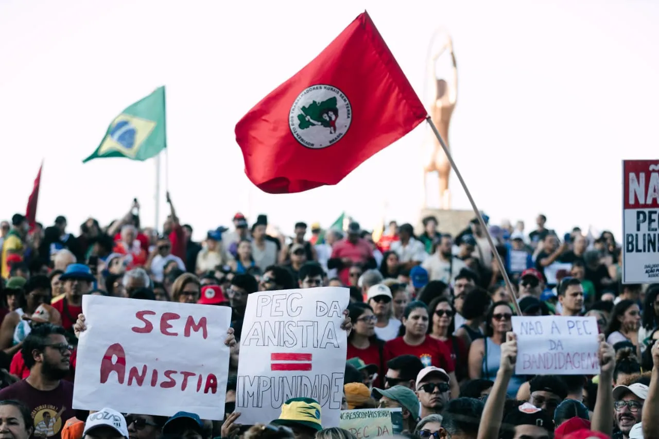 Manifestação reuniu centenas de pessoas na orla da Capital