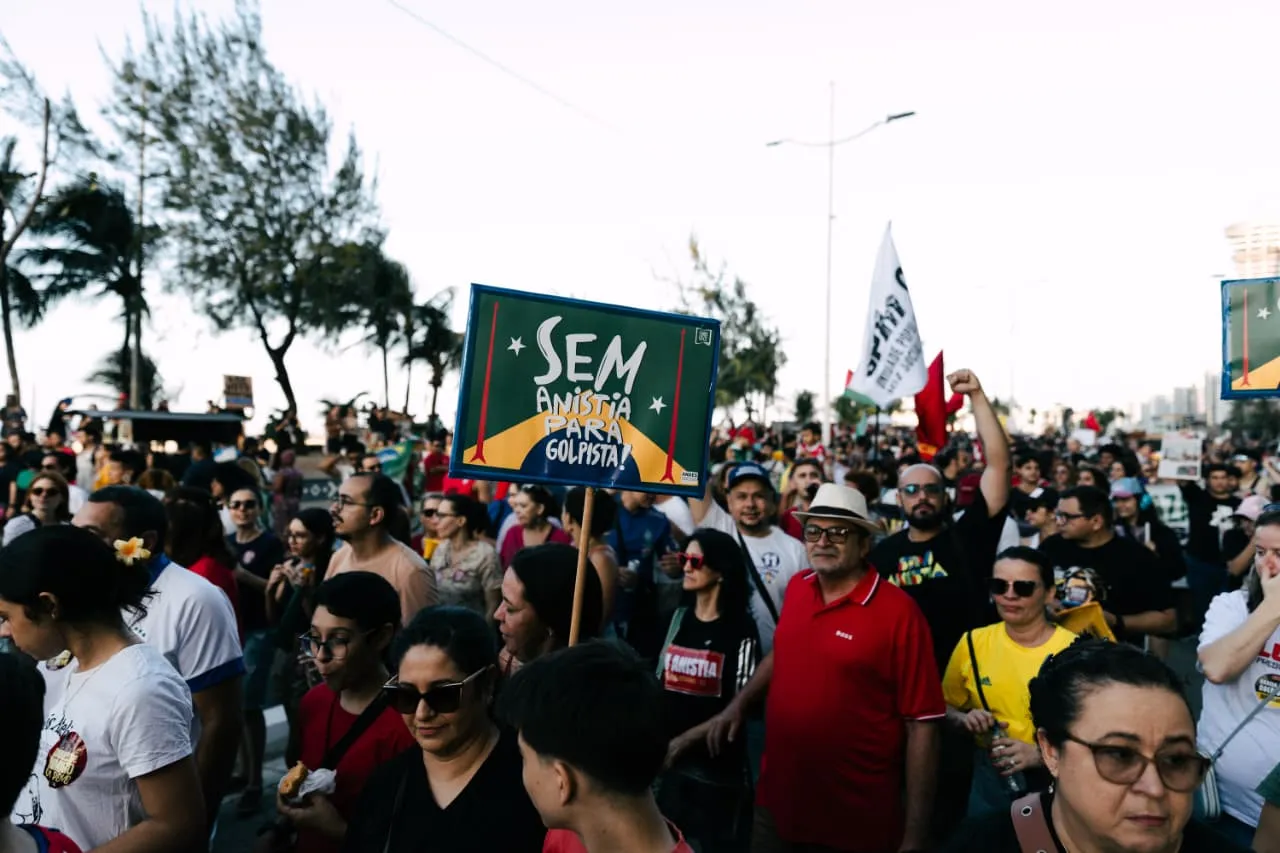 Protesto teve cartazes, palavras de ordem e até 