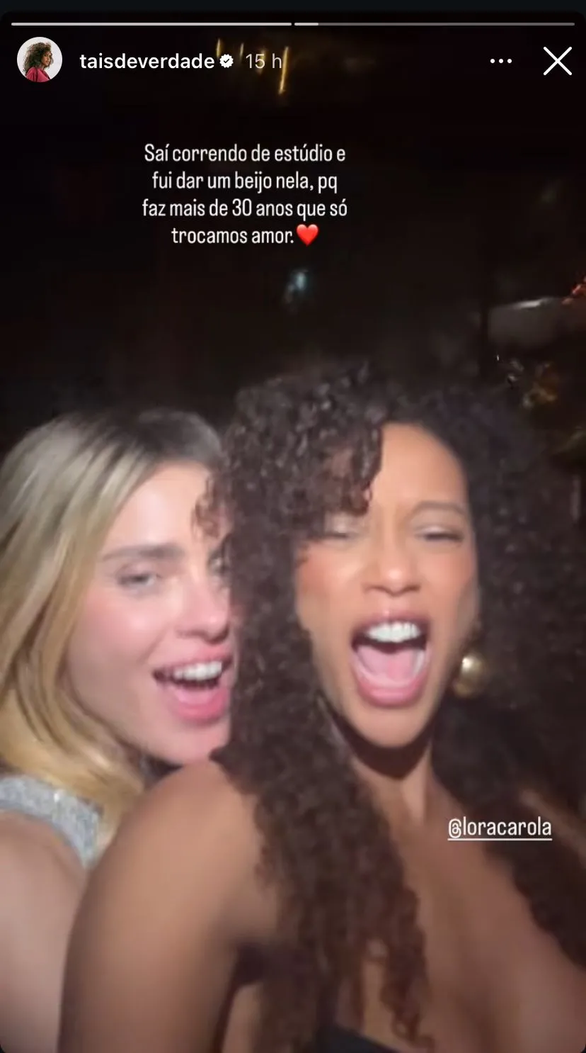 Post da atriz Taís Araújo ao lado de Carolina Dieckman cantando Sinais de Fogo