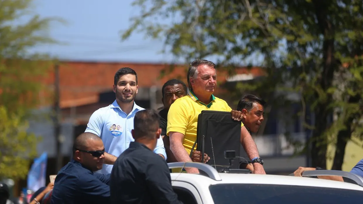 Bolsonaro e André Fernandes durante passagem do ex-presidente por Fortaleza