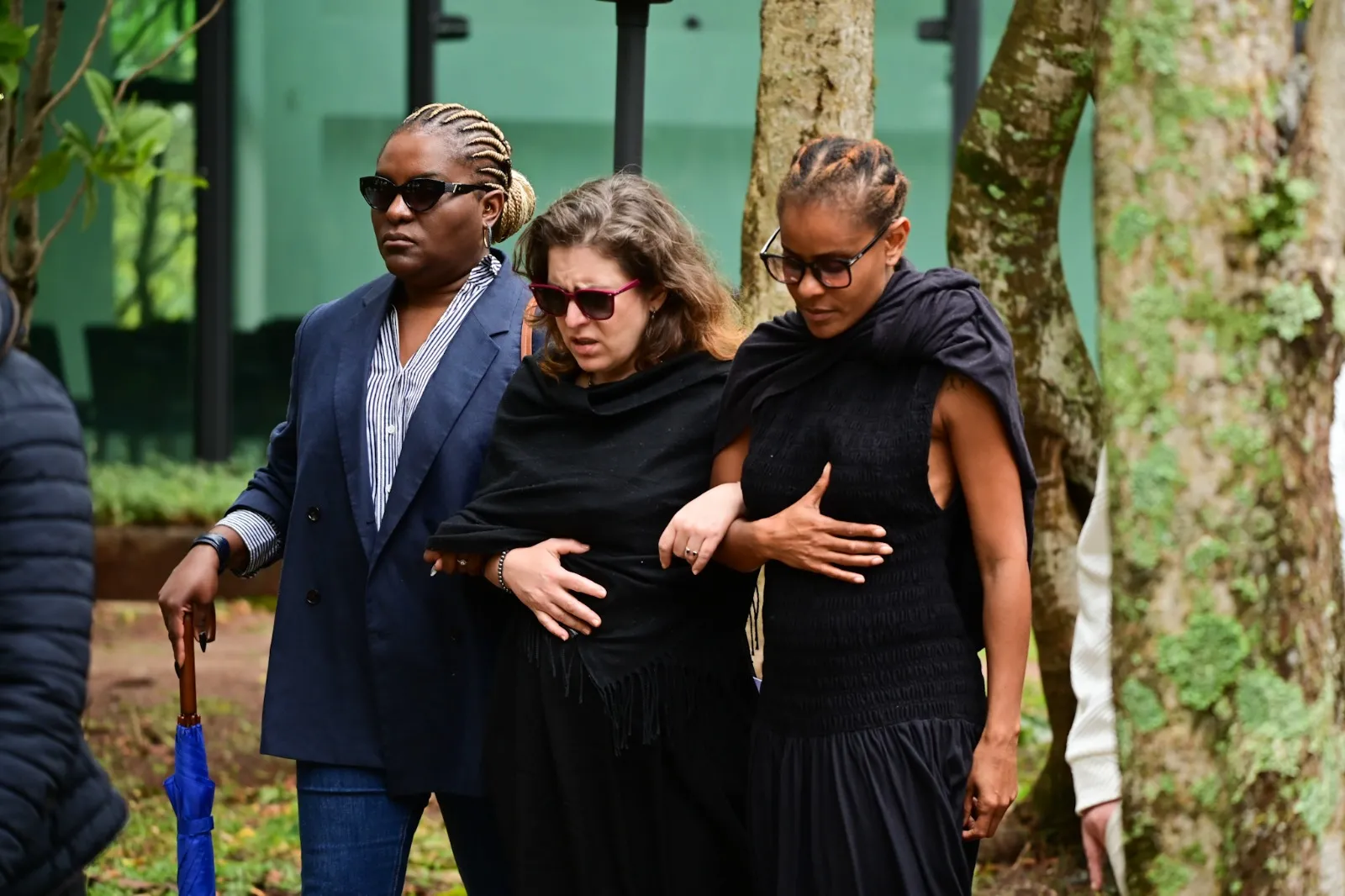 Ex-integrantes do grupo Rouge, Karin Hills, Luciana Andrade e Aline Wirley comparecem ao velório de JP Mantovani.