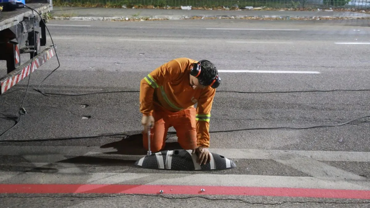 Implantação foi feita ao longo de cerca de 1,5 km da Avenida da Universidade, no trecho entre as avenidas Eduardo Girão e Domingos Olímpio.