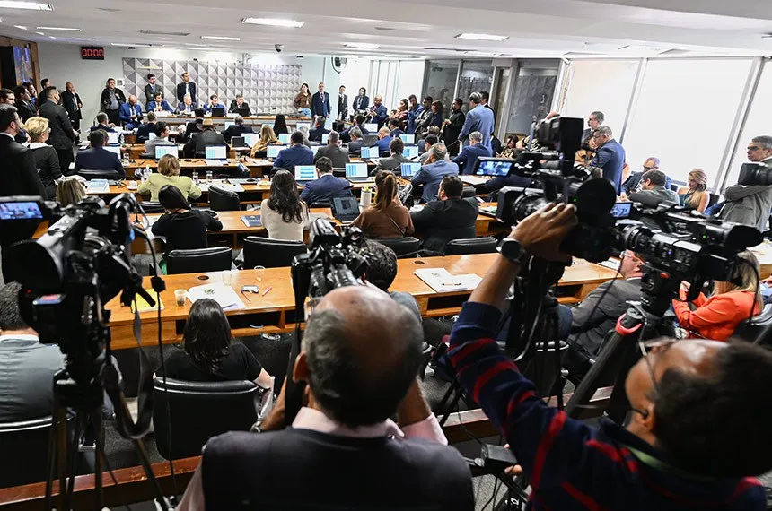 Segundo a PF, empresas ligadas a ele funcionavam como intermediárias financeiras de associações investigadas por descontos fraudulentos em benefícios.