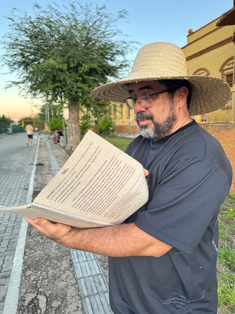 O diretor do espetáculo, Ronaldo Agostinho, situa que um dos desafio do espetáculo é manter a unidade artística