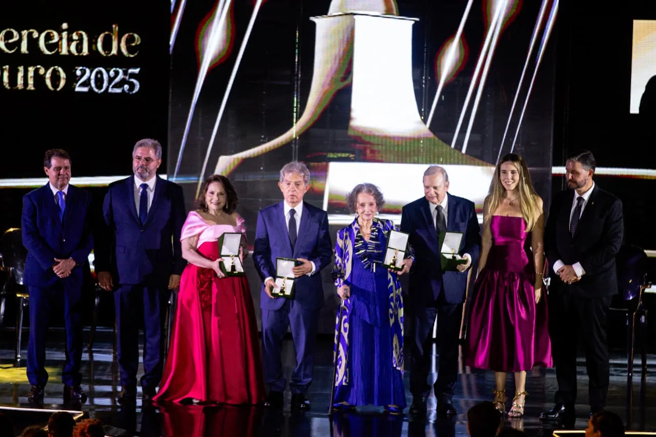 Evandro Leitão, Edson Queiroz Neto, Adriana Costa e Forti, Oto de Sá Cavalcante, Guiomar Marinho, Tasso Jereissati, Jade Romero e Romeu Aldigueri em homenagem do Sereia de Ouro.