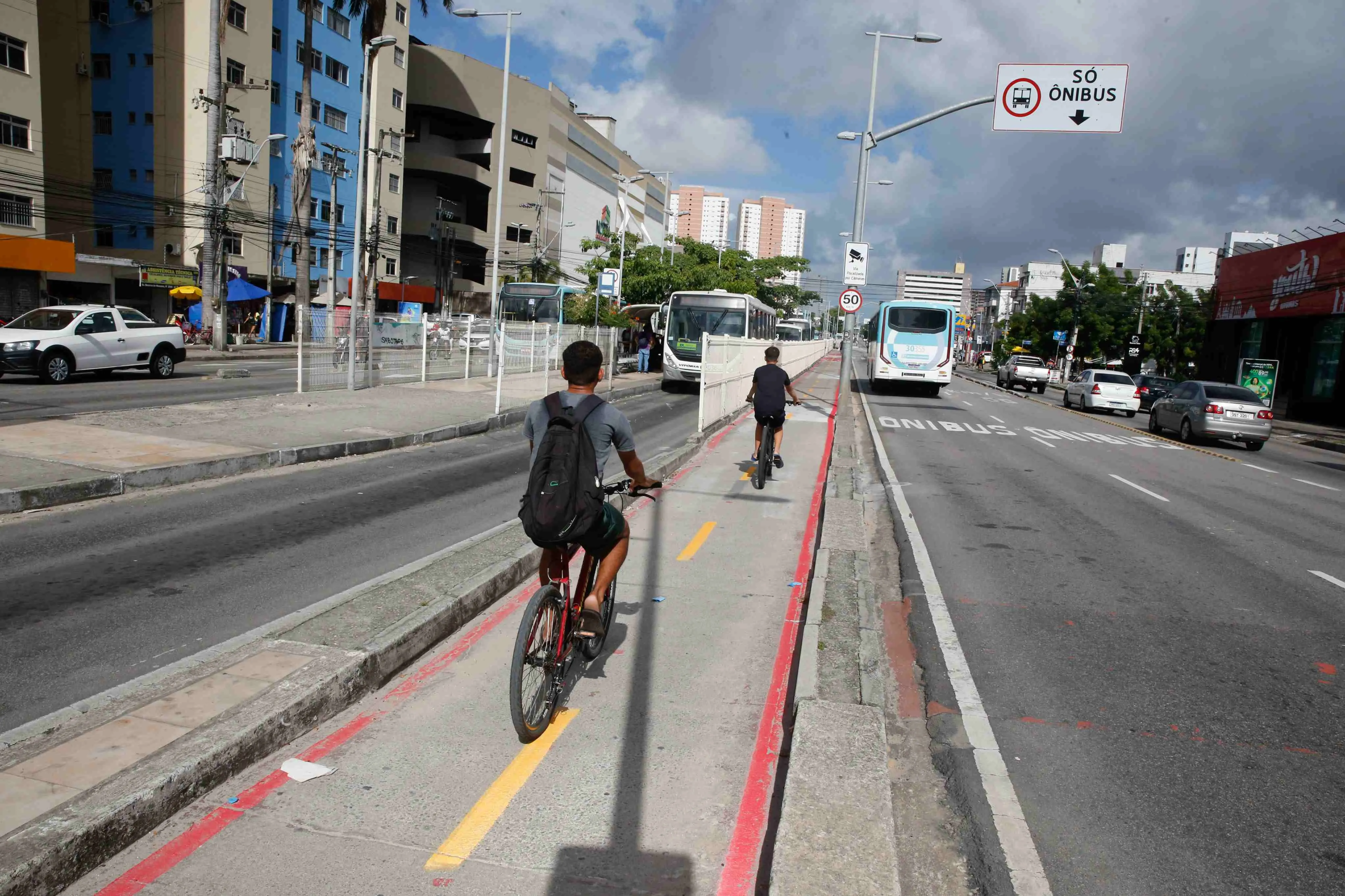 A Avenida Bezerra de Menezes possui uma ciclovia de 3,3 km e é separada fisicamente do fluxo de veículos