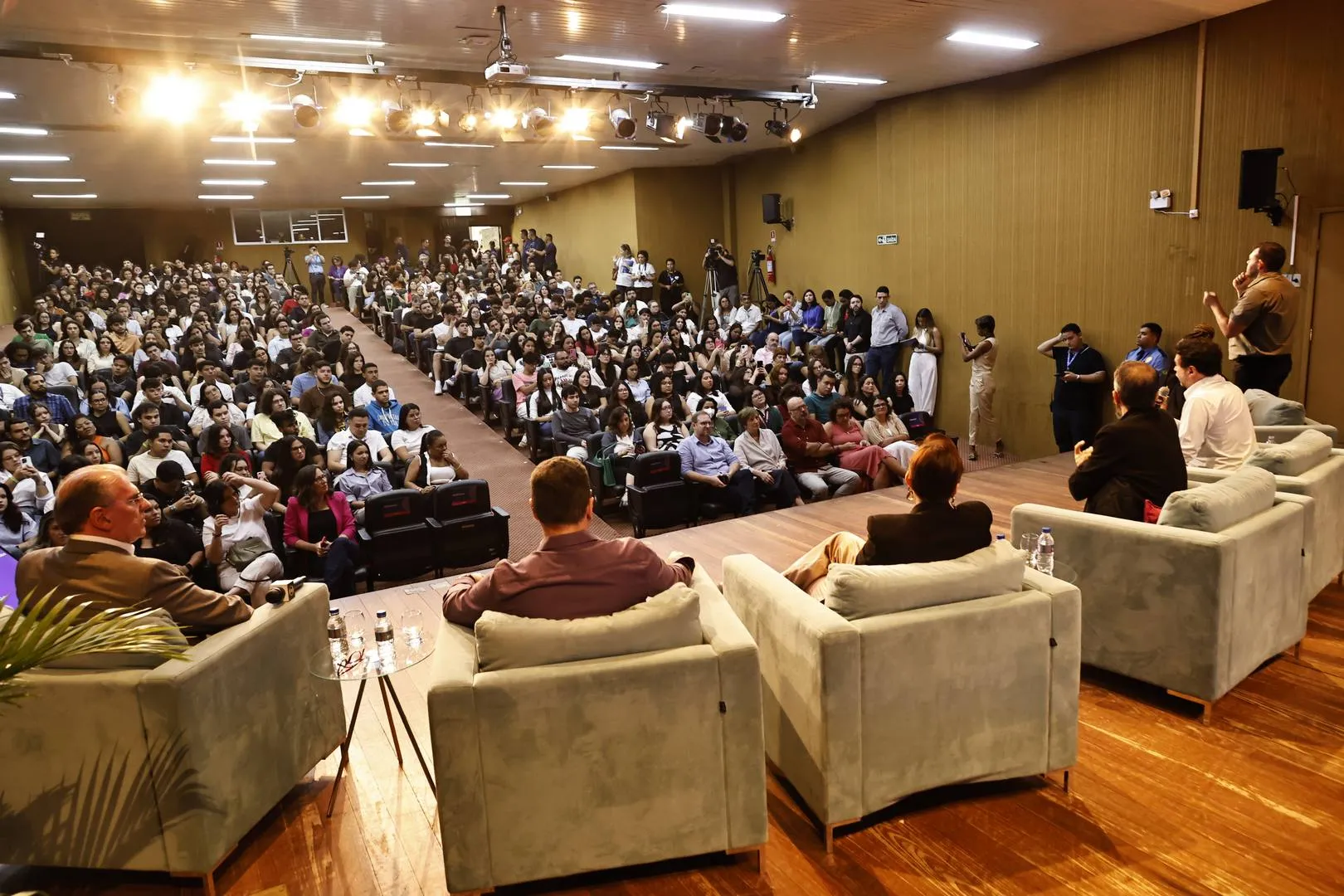 Unifor recebe a Academia LED