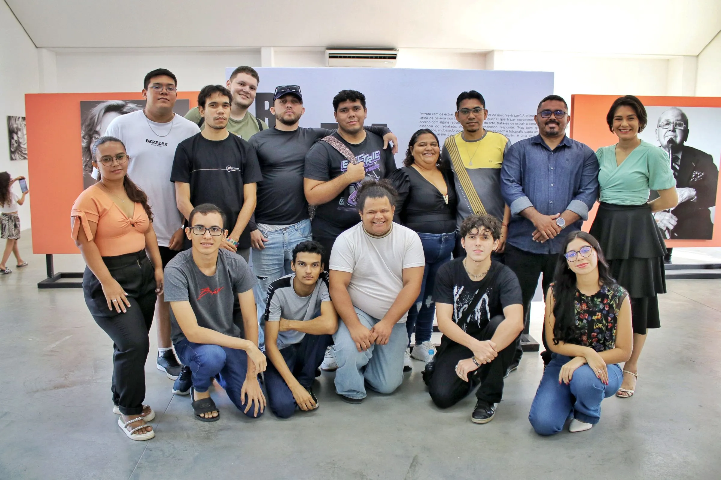 Estudantes atendidos pelo IME na exposição Retratos