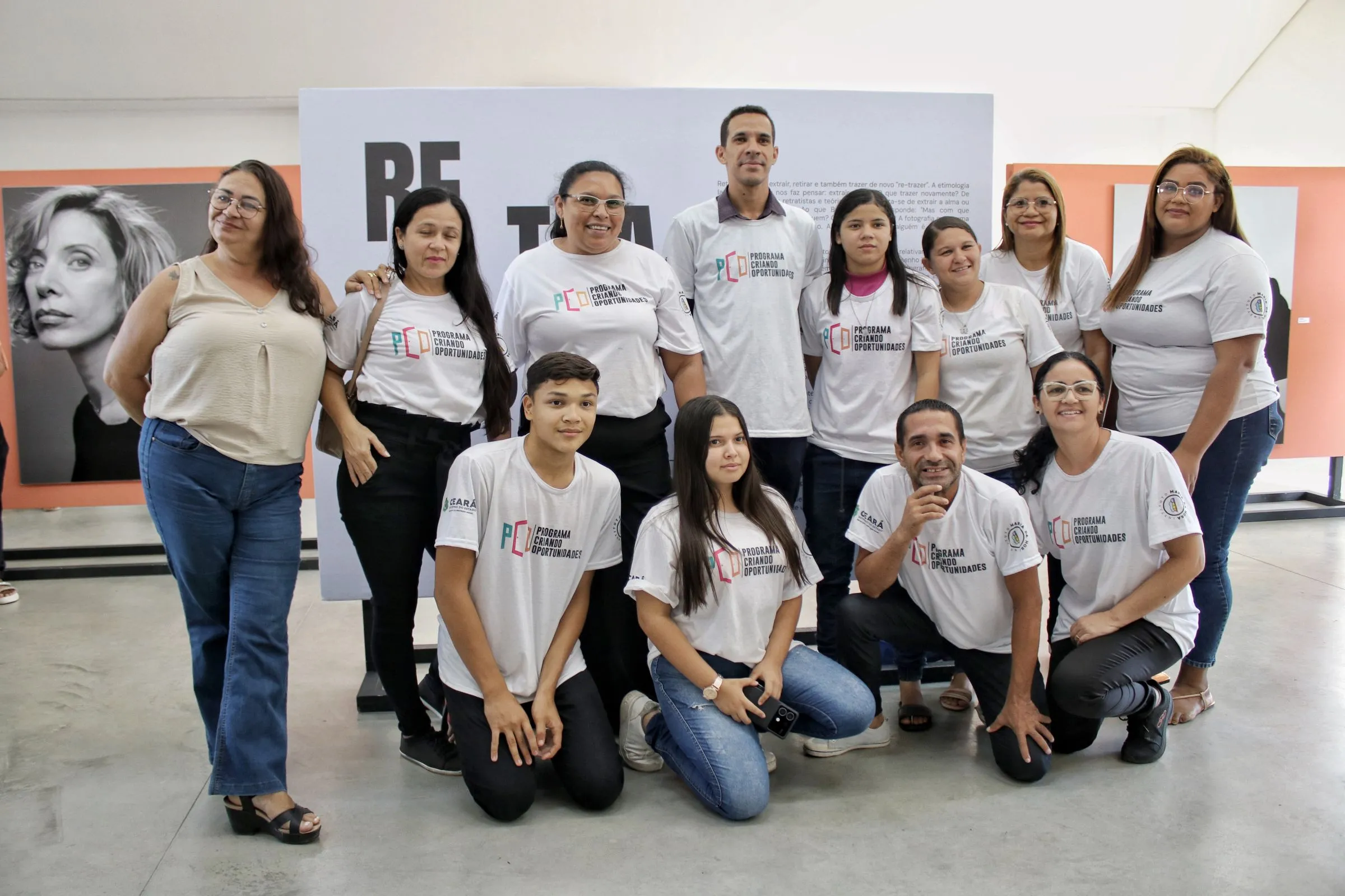 Estudantes na abertura da nova exposição do Espaço Cultural Arandu