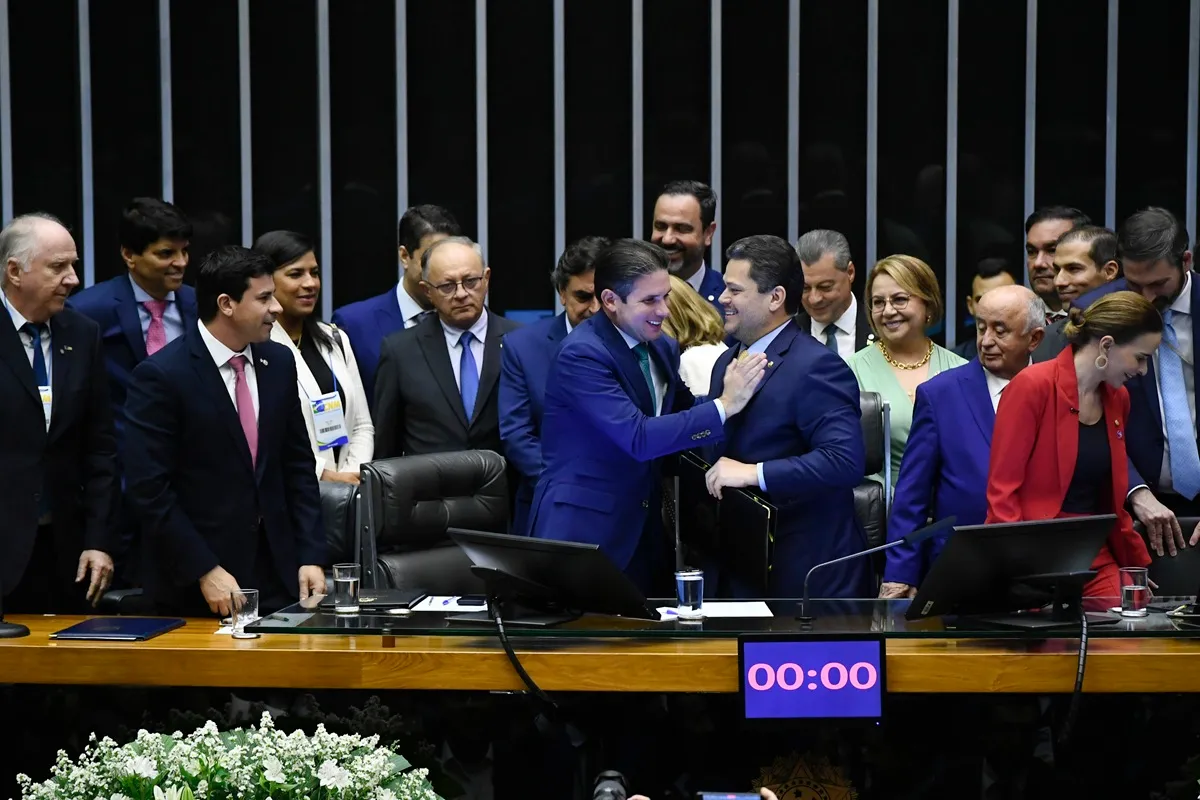 Hugo Motta e Alcolumbre no plenário da Câmara dos Deputados durante sessão solene destinada à promulgação da Emenda Constitucional que institui limite para o pagamento de precatórios