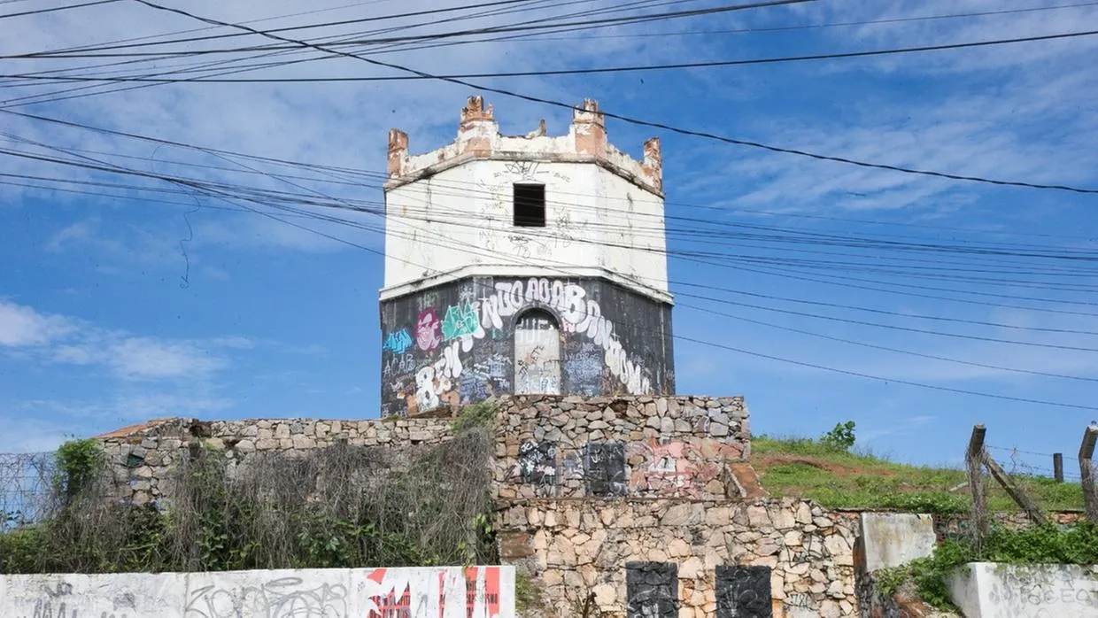 O Farol do Mucuripe vinha passando por um processo de deterioração chegando a ser interditado pela Defesa Civil