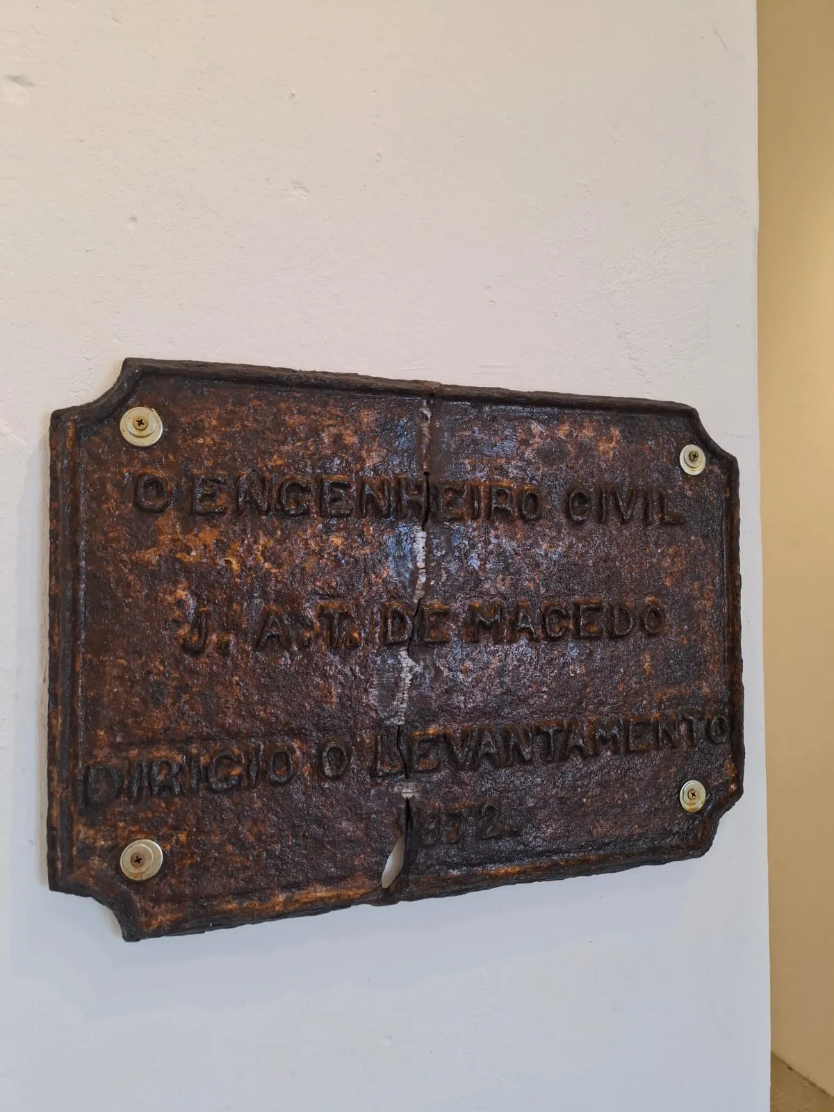 Placa datada de 1872, ano da primeira reforma do Farol do Mucuripe