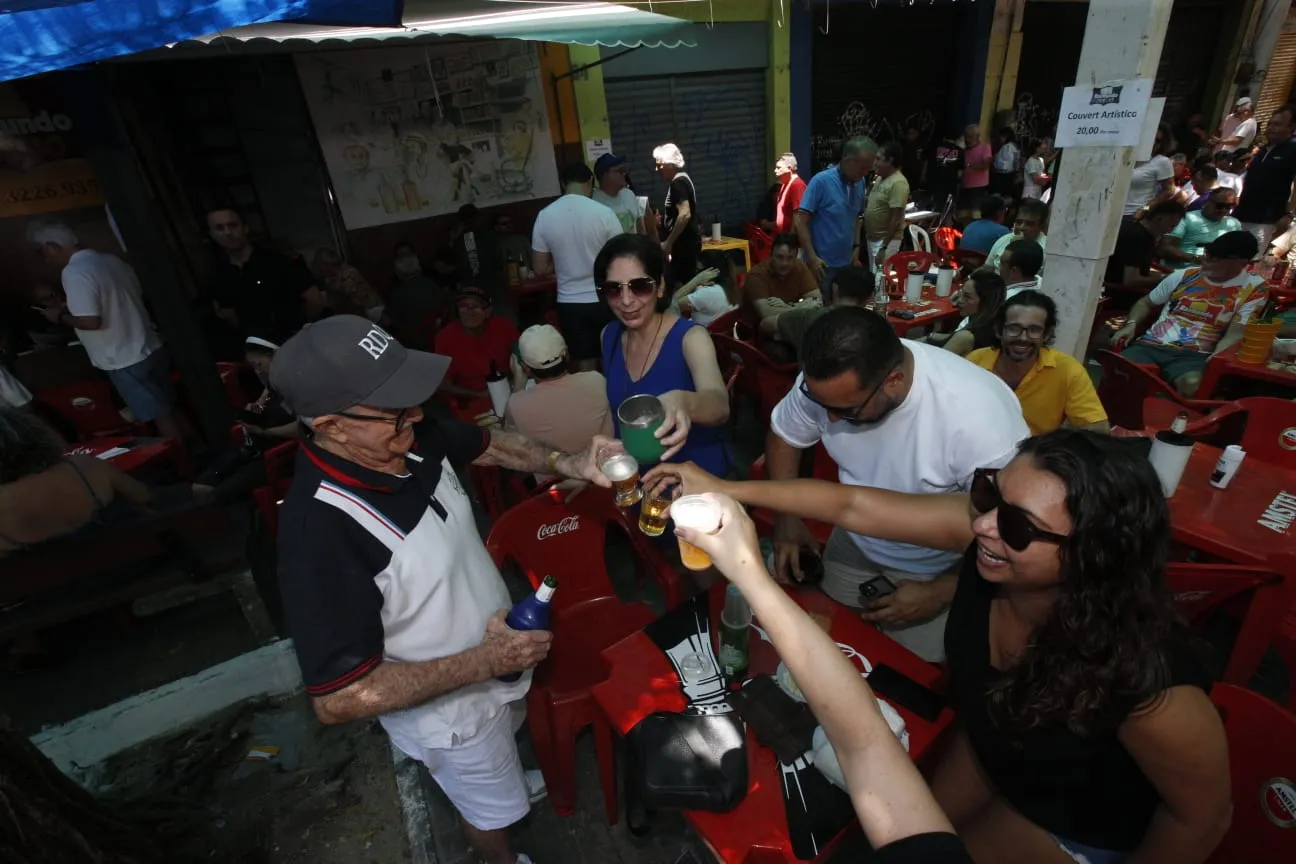 Comerciante brindou com clientes.