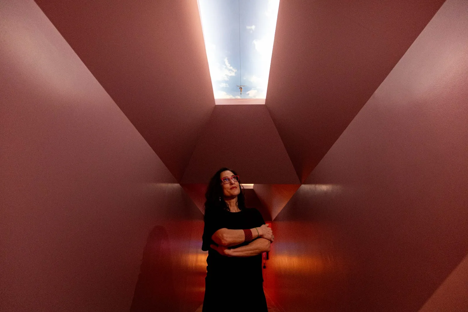 A artista Helena Martins-Costa e a obra dela, que convida a olhar para cima