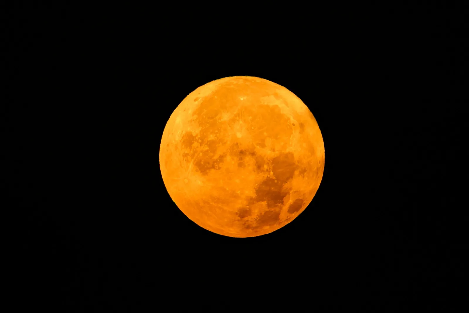 A superlua nasce sobre Istambul, na Turquia.