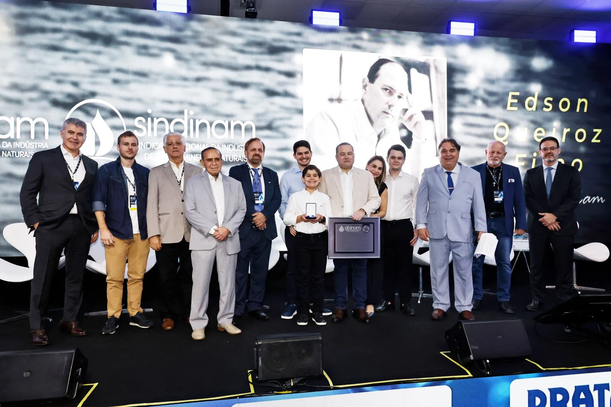 A homenagem ao industrial Edson Queiroz Filho, no Congresso da Abinam