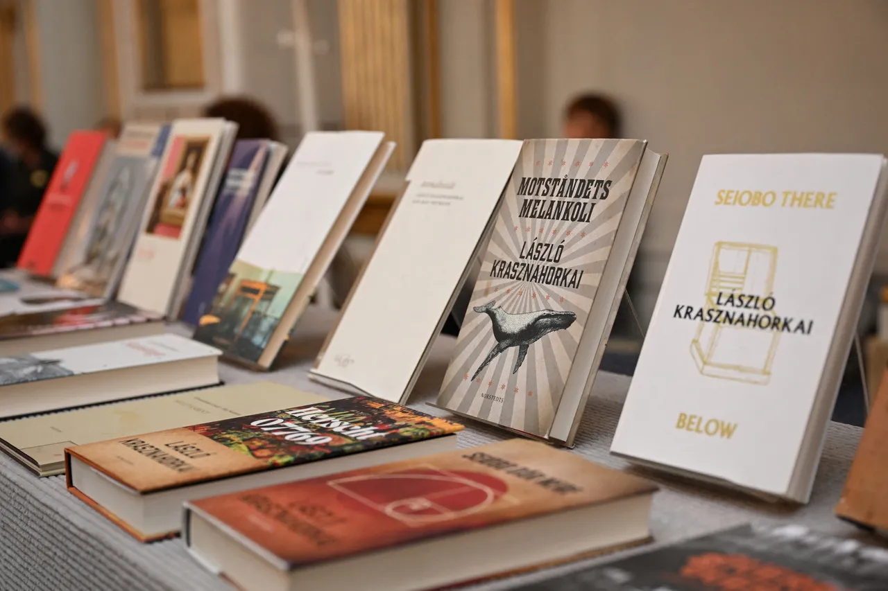Livros de László na cerimônia de premiação, na quinta-feira (09).