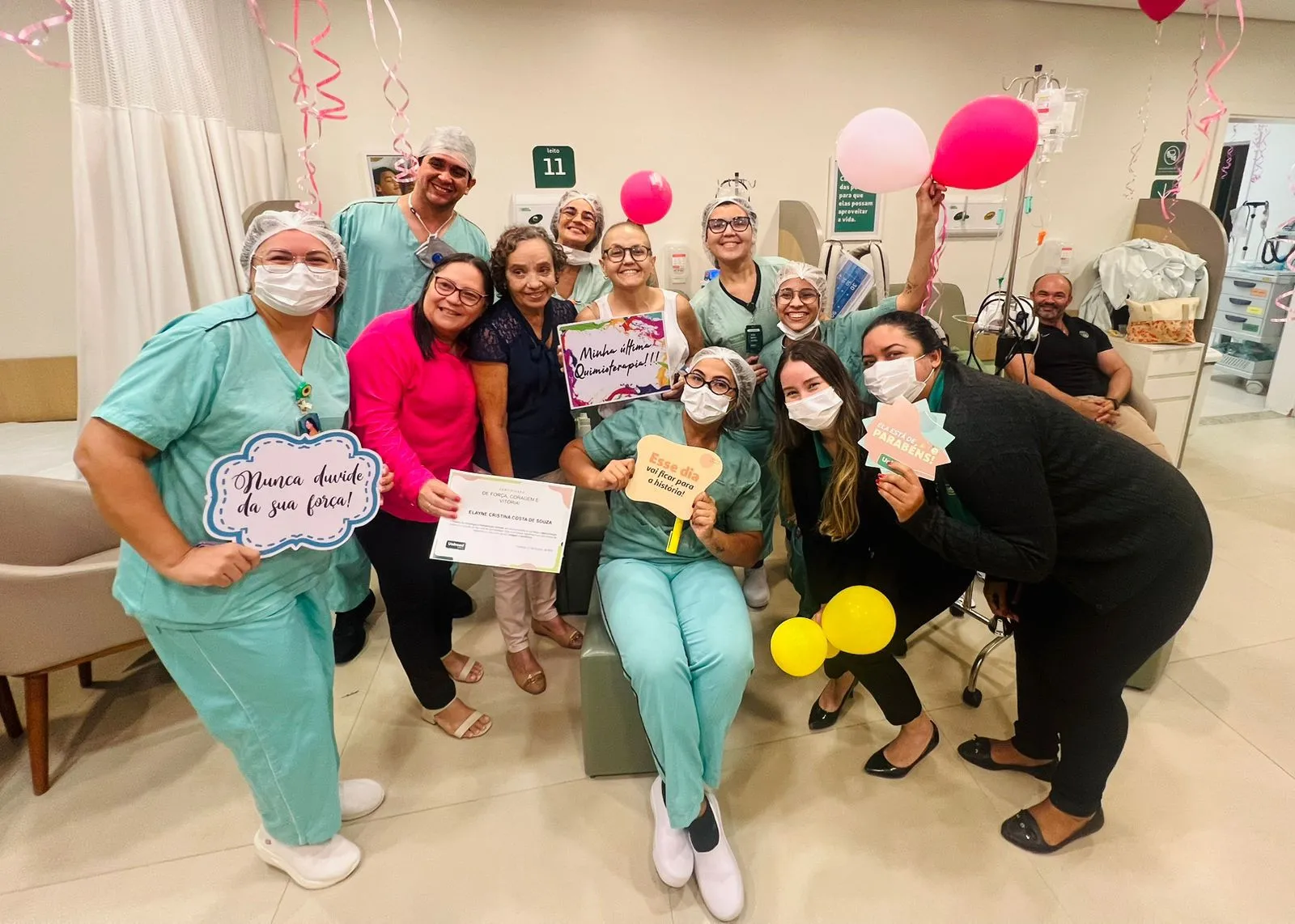 Elayne celebrou a última quimioterapia ao lado de amigos, familiares e da equipe de atendimento do hospital.