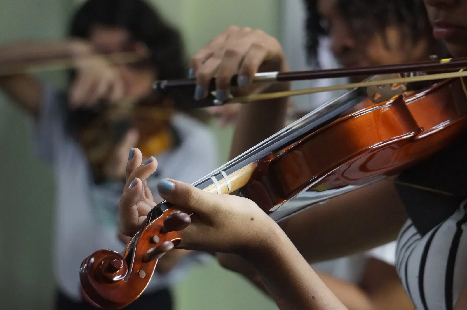 Desenvolvimento da linguagem e capacidade de atenção são benefícios da música.