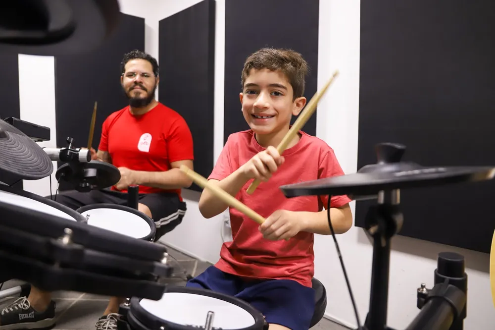 Vivência musical antes da teoria é um dos princípios da GLB Music.
