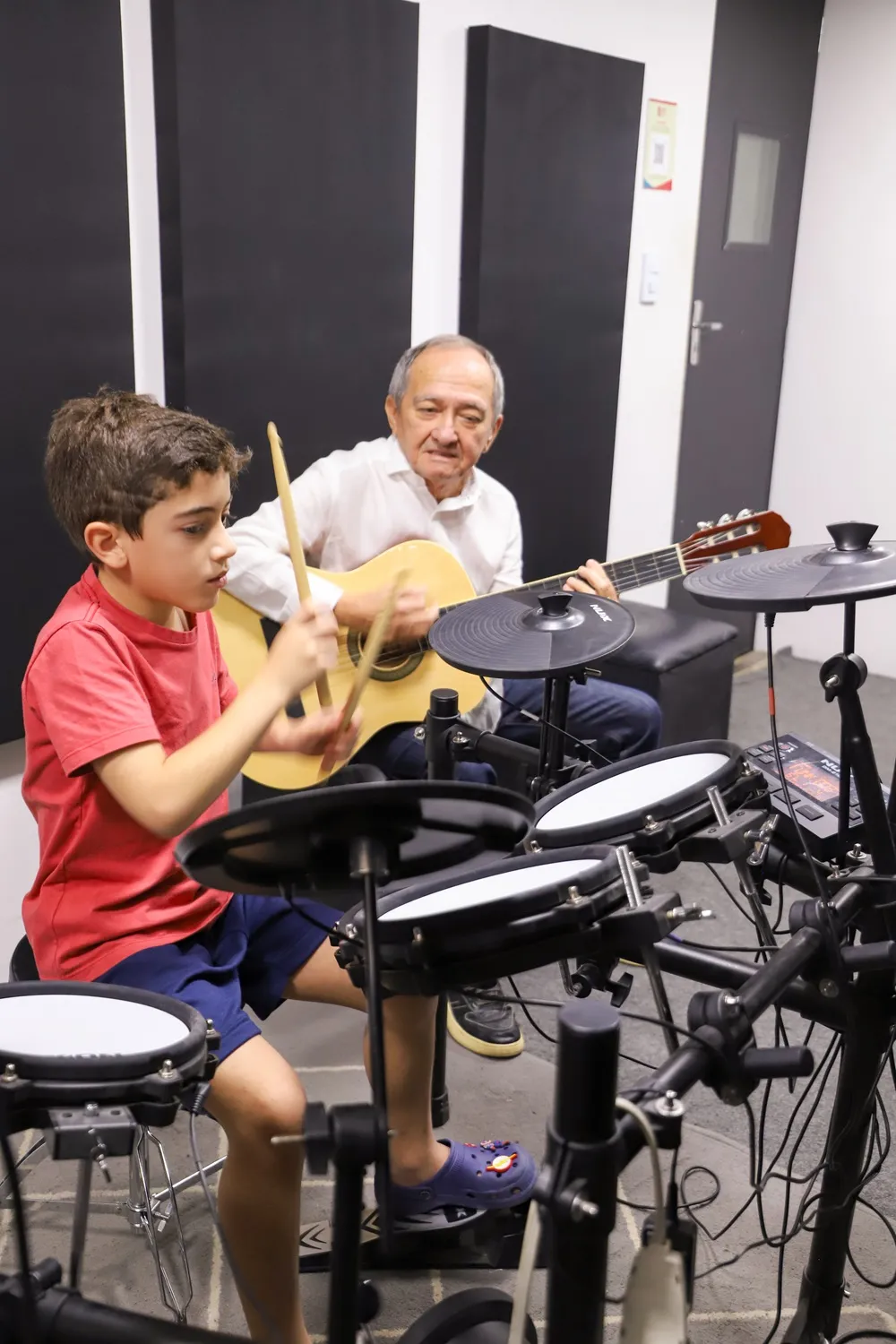 Para estudiosos, independentemente da idade, sempre é possível aprender música.