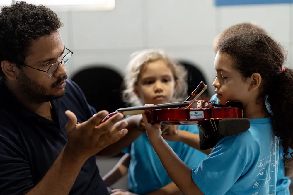 Devido à música, estudantes têm desempenho melhor nas escolas regulares.