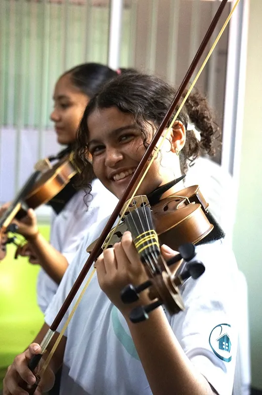 Frente ao domínio das telas, aprender algo como música pode reconectar pessoas ao belo.