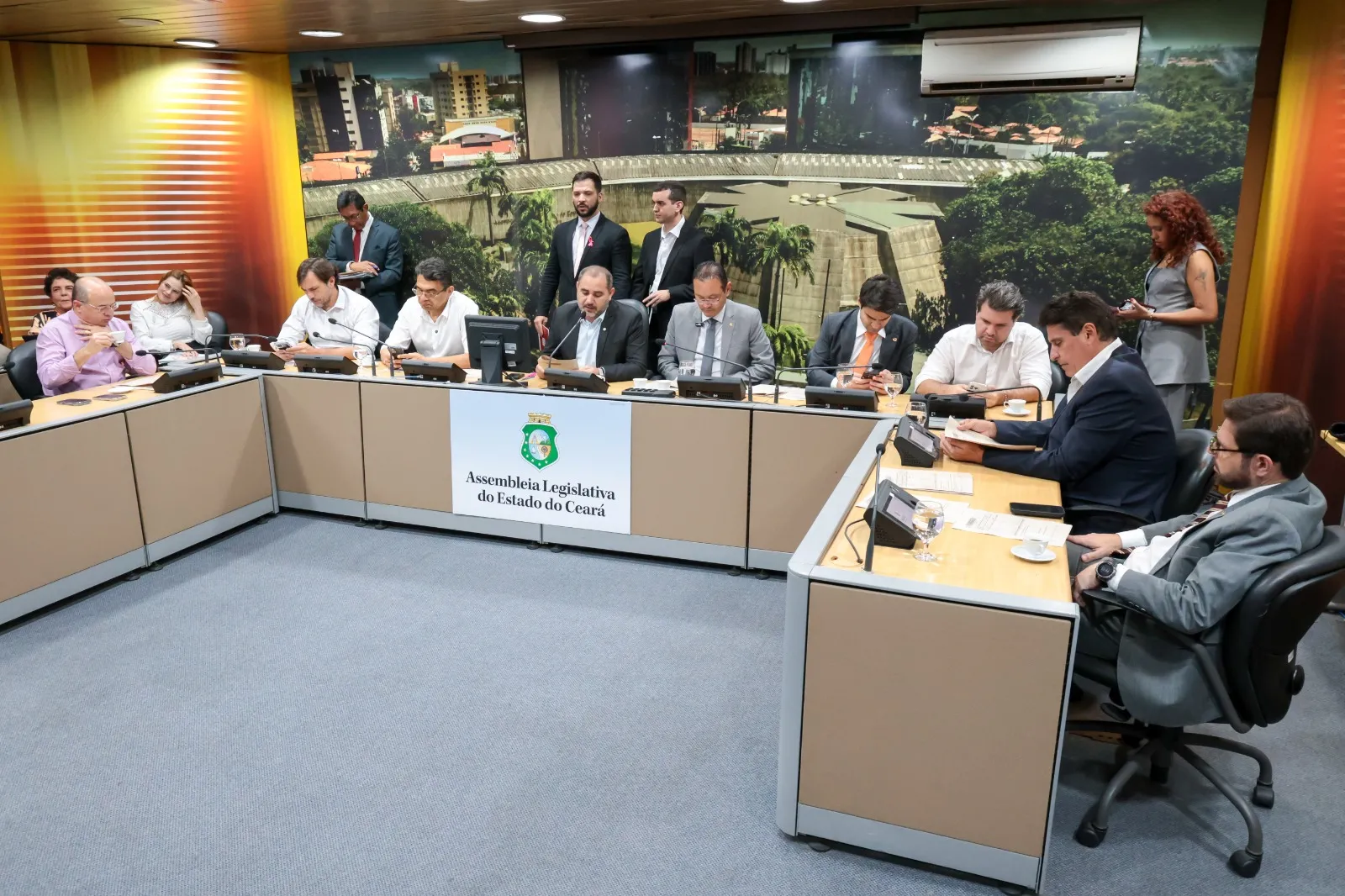 Na Alece, matérias que buscam coibir a adultização estão paradas na CCJR