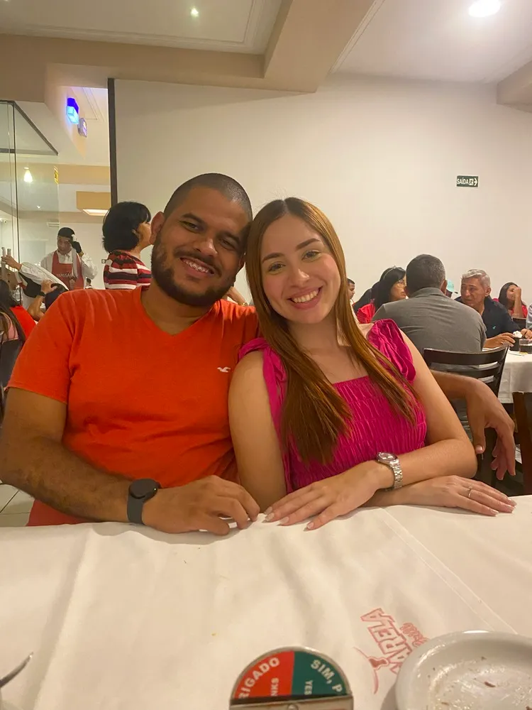 Neste dia, os dois saíram para jantar em comemoração ao inicio do namoro.