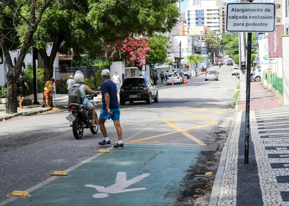 Nas esquinas seguras, as calçadas são alargadas para permitir a passagem de pedestres e evitar que motoristas estacionem