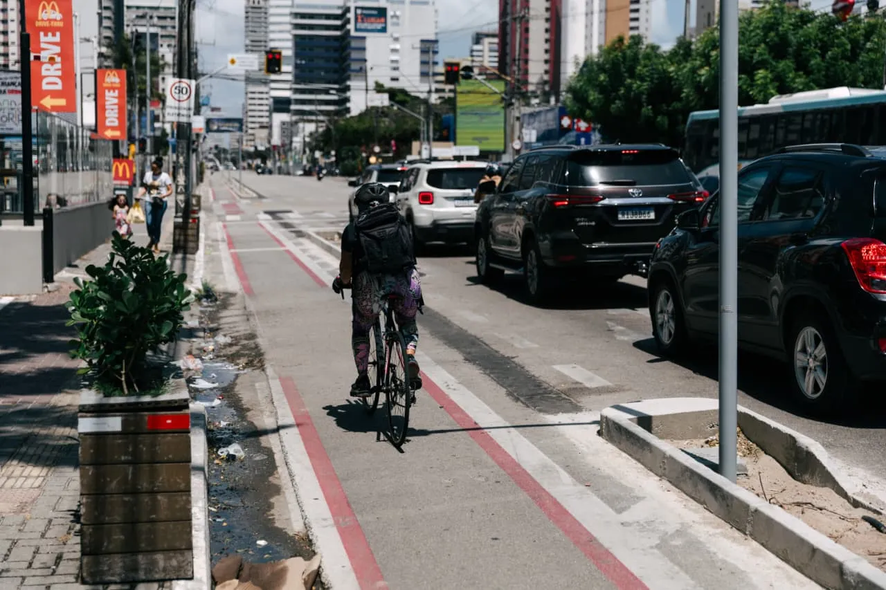 Ciclistas defendem que estruturas seriam positivas porque ajudam a reduzir a velocidade dos veículos no momento da conversão.