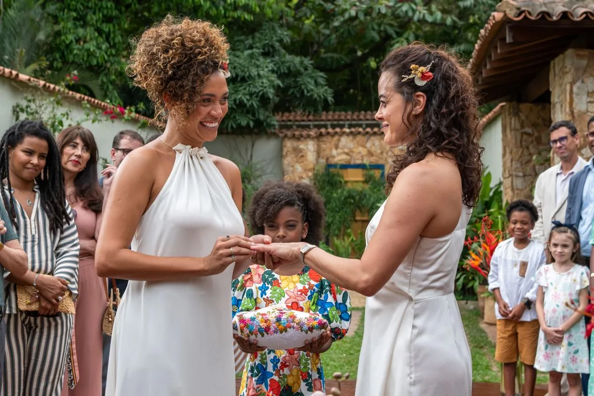 Laís e Cecília selam união ao lado da filha, Sarita.