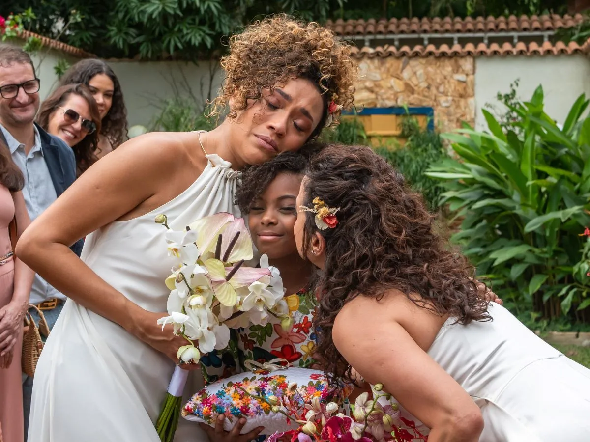 Casamento ocorre na pousada de Laís e Cecília.