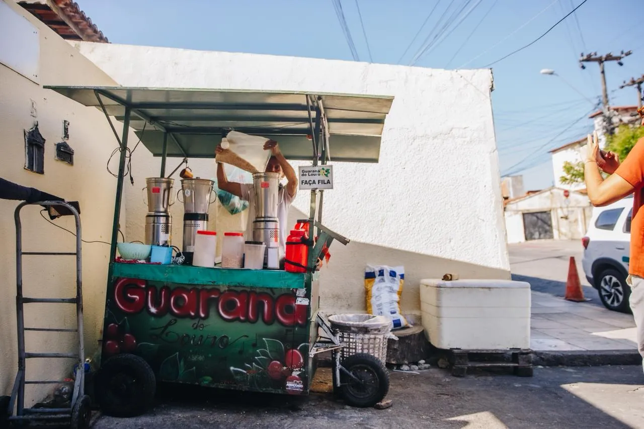 A banquinha do Guaraná do Louro é improvisada e funciona de segunda a sábado.