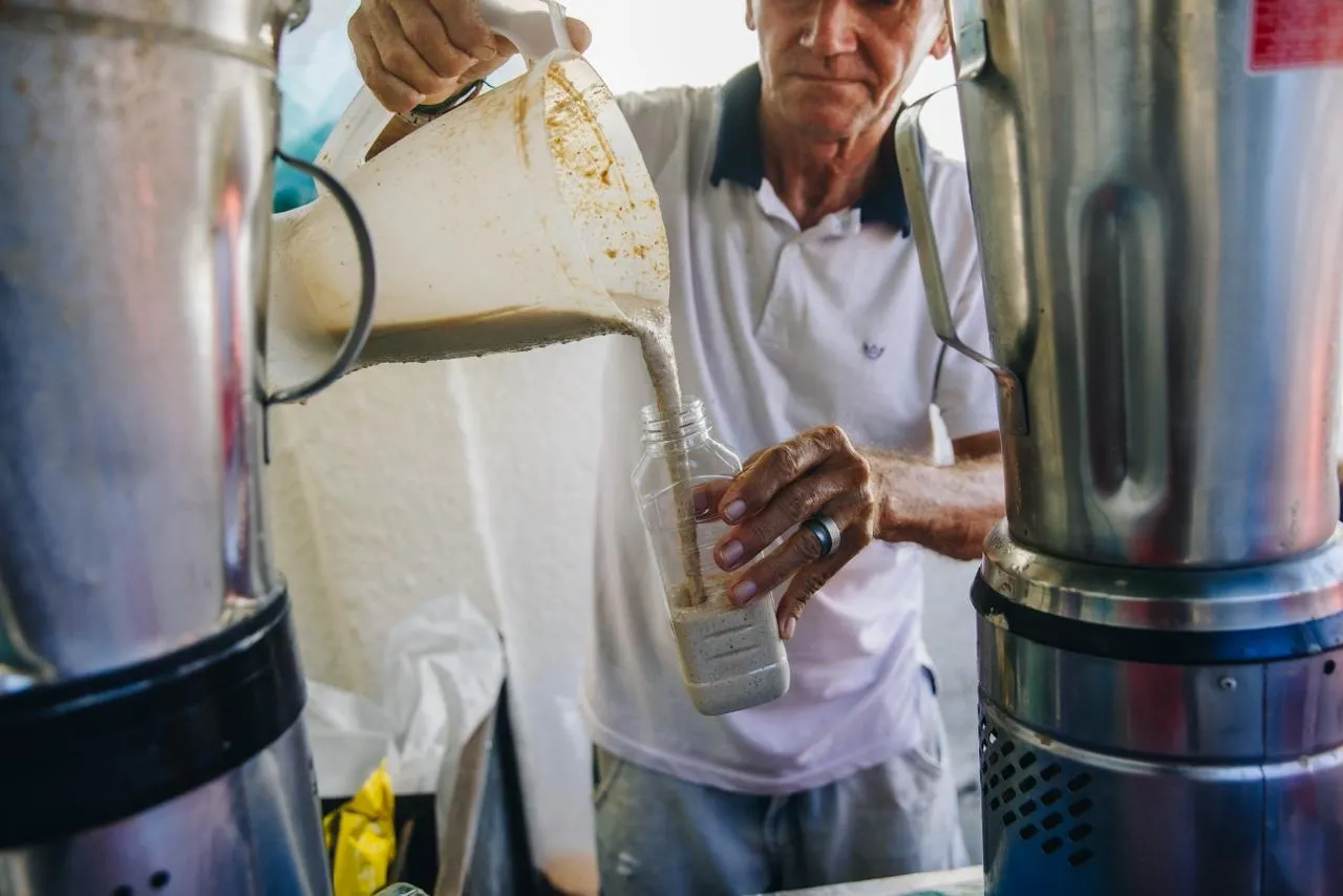 Pó de guaraná no Guaraná do Louro é servido tanto no copo quanto na garrafa.