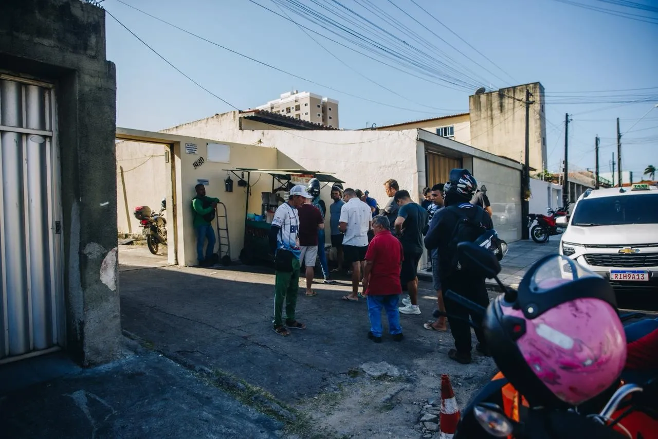 Filas se formam ao longo de todo o funcionamento do Guaraná do Louro.