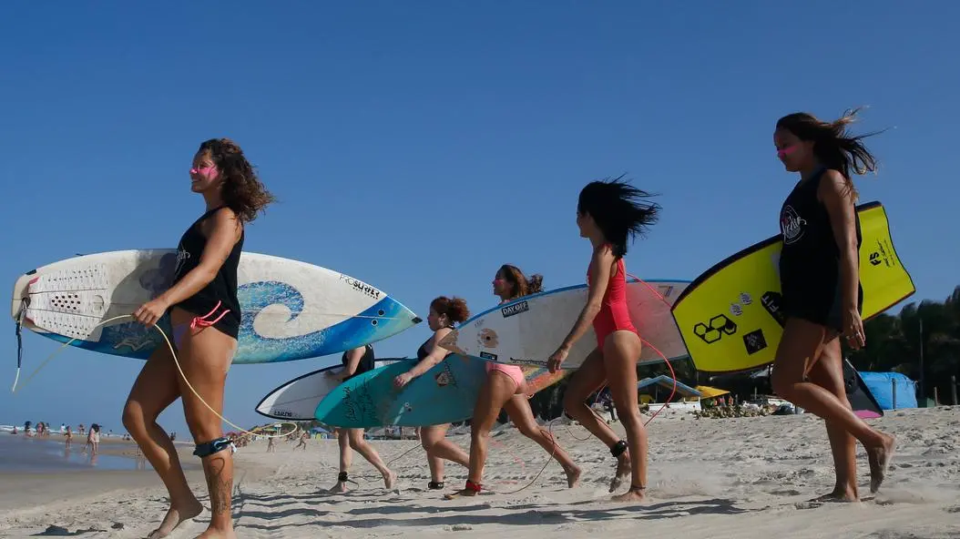 Menias praticando surf. Imagem usada em matéria sobre ventos no Ceará.
